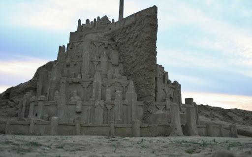 Homem constrói castelo de areia igual às Minas Tirith (O Senhor dos Anéis)